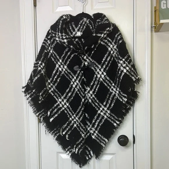 Marcus Adler New York Shawl Wrap Scarf Soft Woven Fringe Black White One Size - Picture 2 of 8